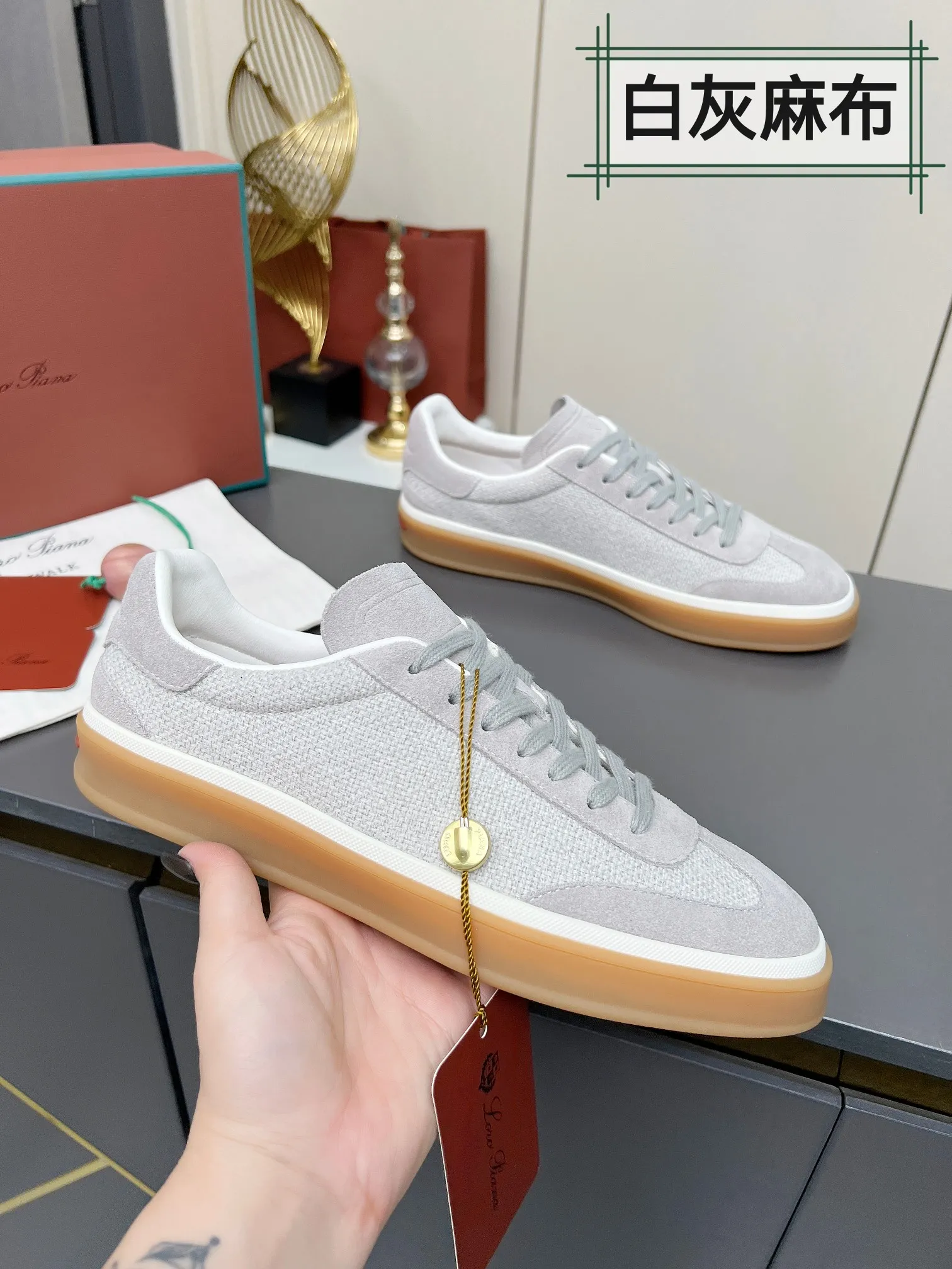 Men's shoes 💰600 purchasing agent, high version 🦅⛳️ Italy [Loro Piana] Tennis walk series LP couple's moral training shoes casual sports shoes sneakers 🎁🎁 Original purchase development and production This new suede tennis shoe adopts an ultra-low design, suitable for wearing all year round 👫👫 The wrapped sole creates an effortlessly attractive color combination that harmoniously blends functionality with understated style, making it the ideal shoe for urban wear. Soft calfskin tongue with Kummel color insert at the heel, cotton lace upper with embossed LP logo, cowhide suede sole, rubber-lined calfskin ✦ Upper: special linen ➕ eco-friendly cowhide ✦ lining: cowhide lining ➕ cowhide insole ✦ sole: original molded TPR ultra-light outsole ✦ packaging: original complete package ✦Female size: 35--40 ✦Male size: 39--45